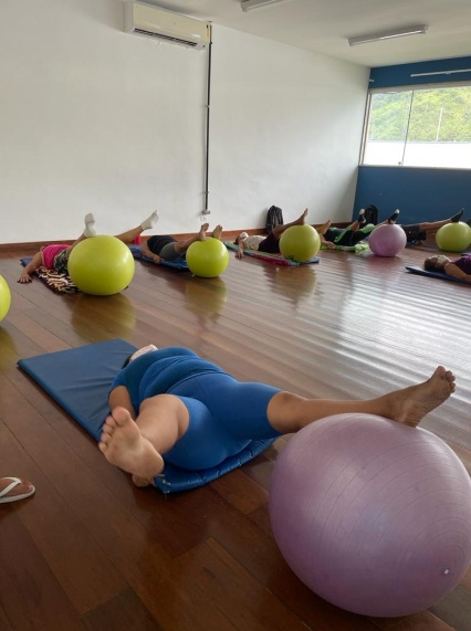 Pessoas fazendo pilates